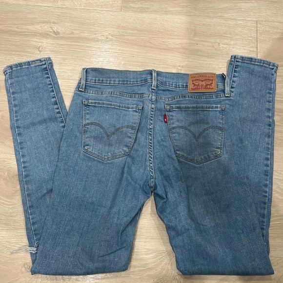 Levi 720 Super Skinny Light Wash Distressed Jeans - Picture 3 of 3